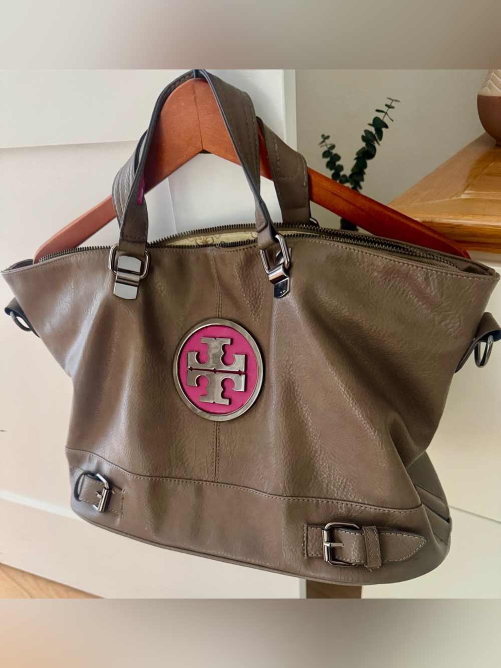 Tory Burch Amanda Easy Tote Y2K Taupe Leather Hot Pink Logo (Amanda Logo Tote)